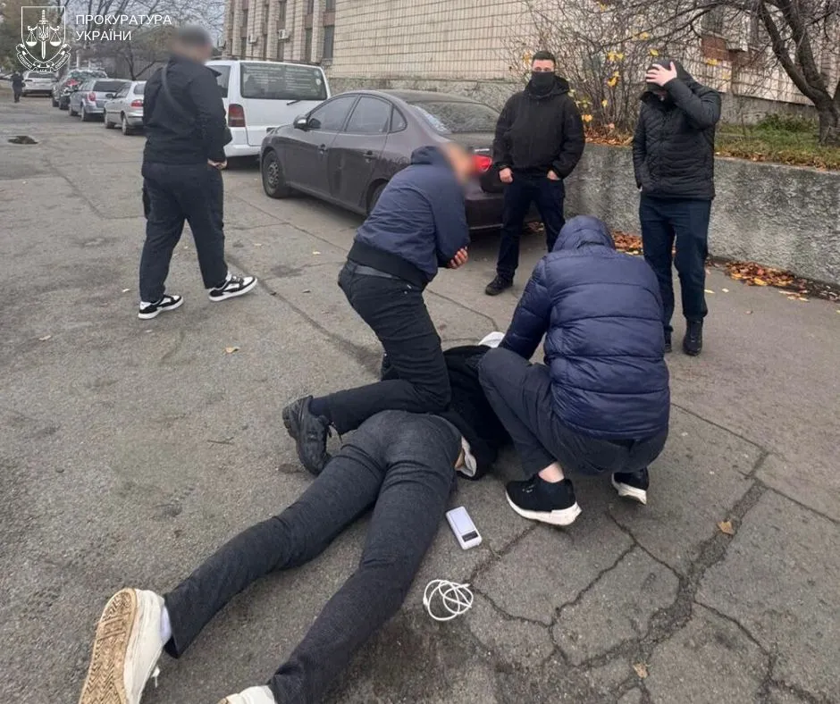 У Києві затримали чоловіка який передавав росіянам дані про військові частини та ТЕЦ