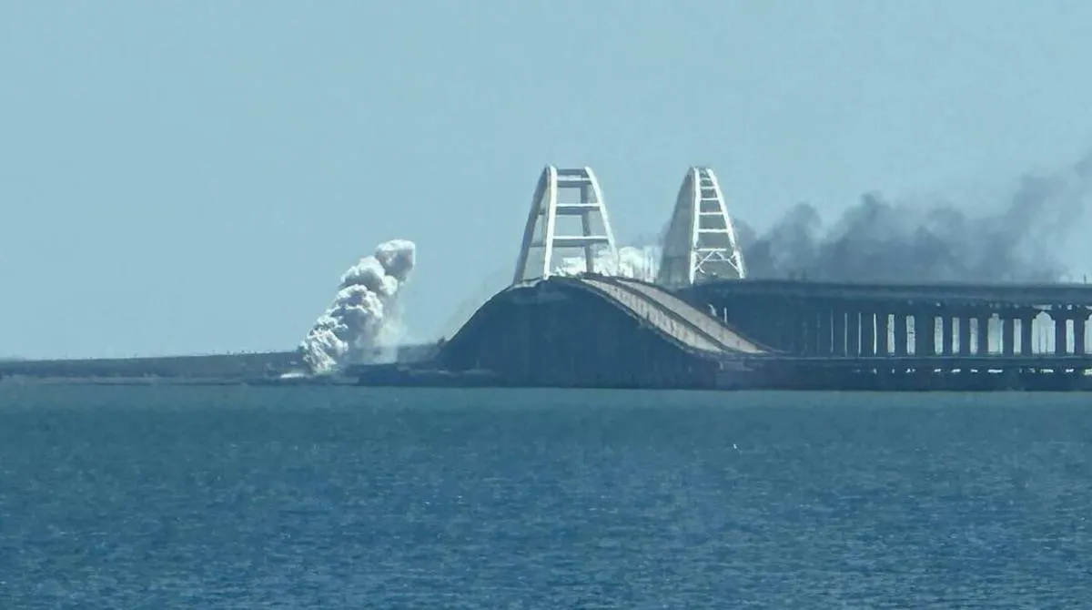 На Кримський міст йде масова атака українських БПЛА