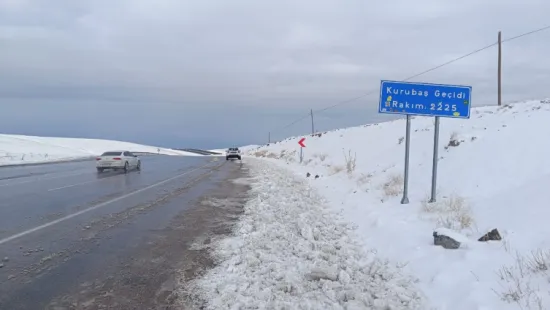 Снігопади на сході Туреччини паралізували рух і відрізали десятки населених пунктів