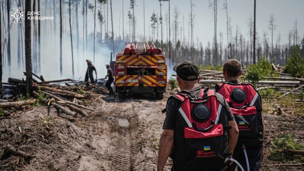 У Чорнобильській зоні відчуження триває ліквідація масштабної лісової пожежі (ВІДЕО)