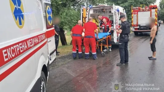 Семеро людей постраждали через влучання блискавки біля водойми на Волині. Серед них — діти