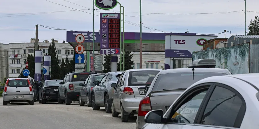 Окупаційна влада Криму заявила про продовження паливної кризи ще на місяць