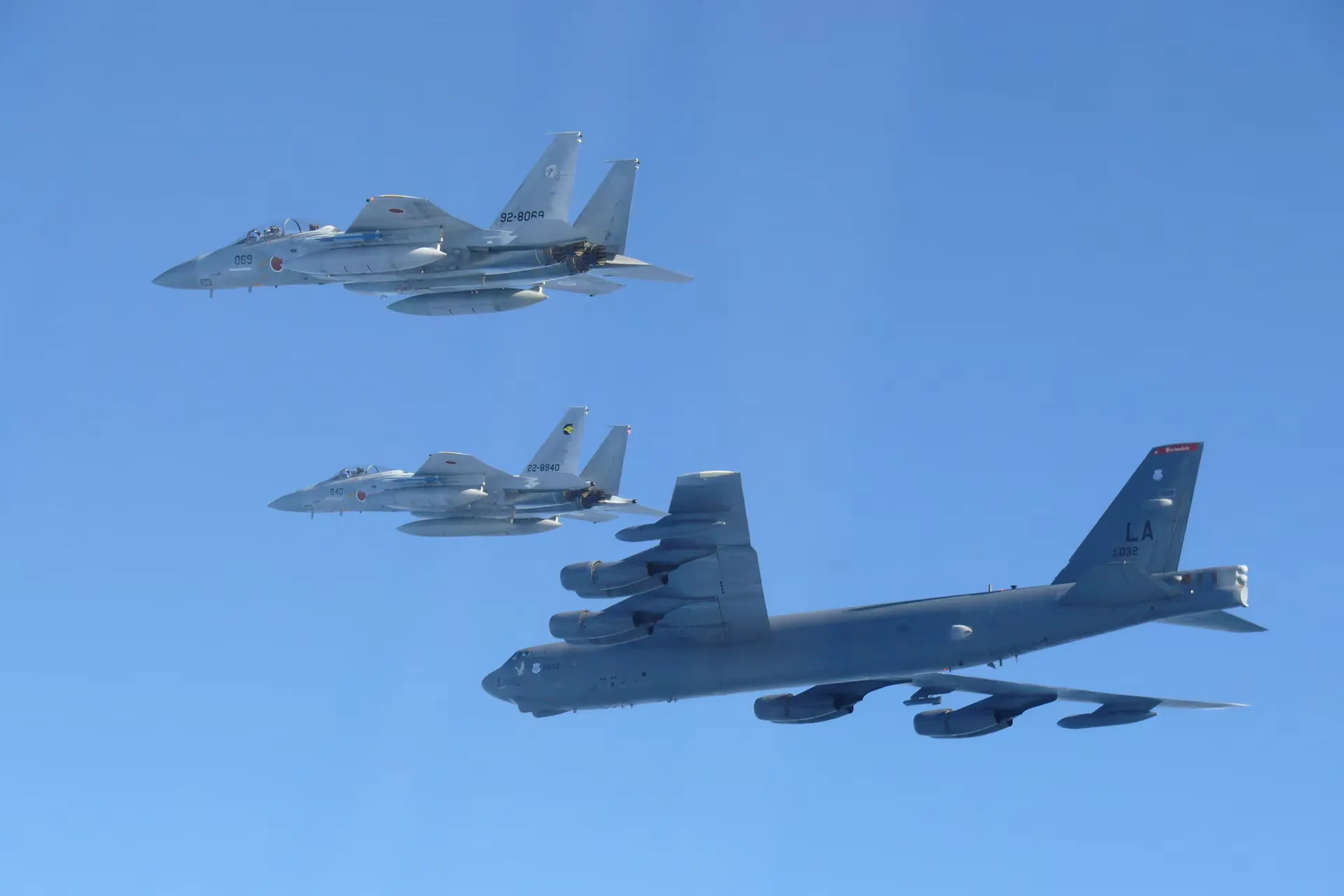 Японія та США провели спільні військові навчання над Японським морем
