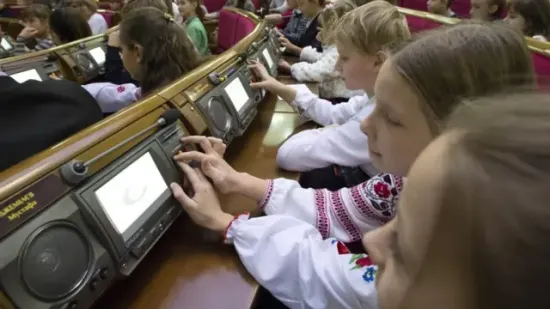 У Верховній Раді хочуть дозволити депутатам брати дітей на засідання