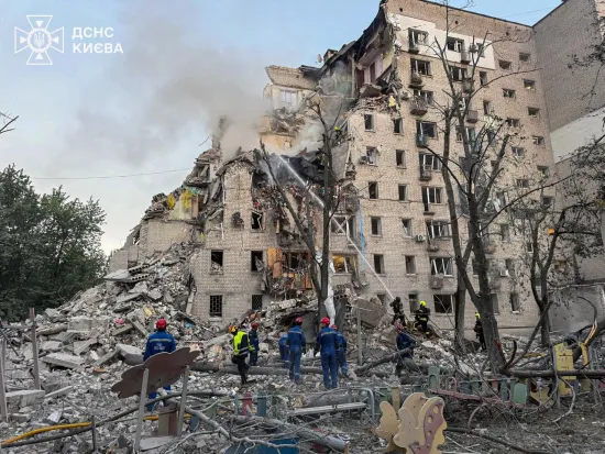 Масована атака РФ на Київ забрала життя 11 людей, рятувальники продовжують розбір завалів (ВІДЕО)