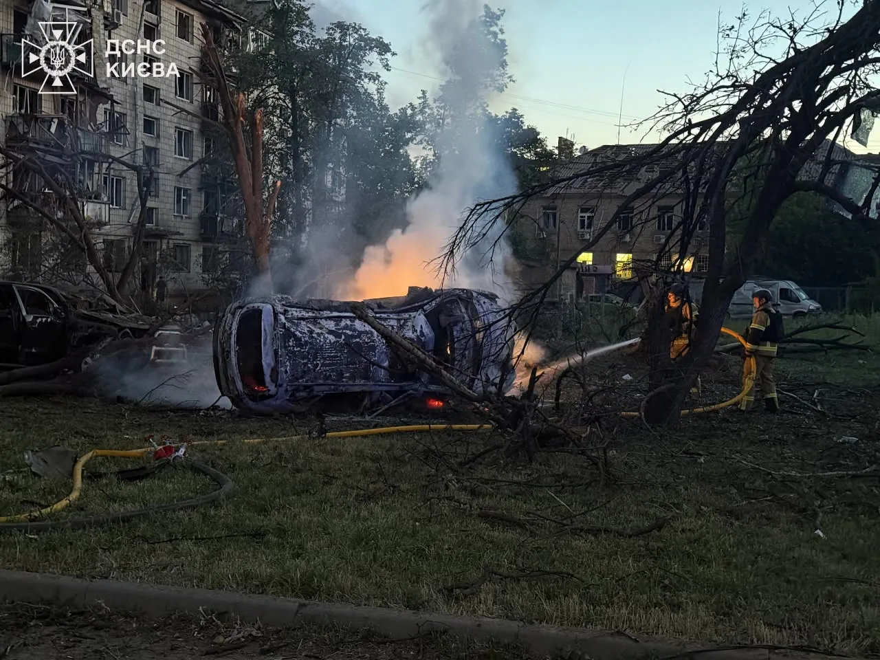 Масована атака РФ на Київ забрала життя 11 людей, рятувальники продовжують розбір завалів (ВІДЕО)