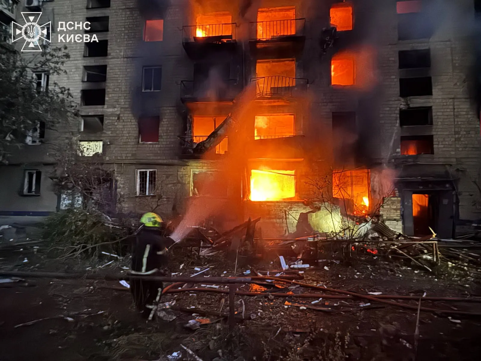 Масована атака РФ на Київ забрала життя 11 людей, рятувальники продовжують розбір завалів (ВІДЕО)