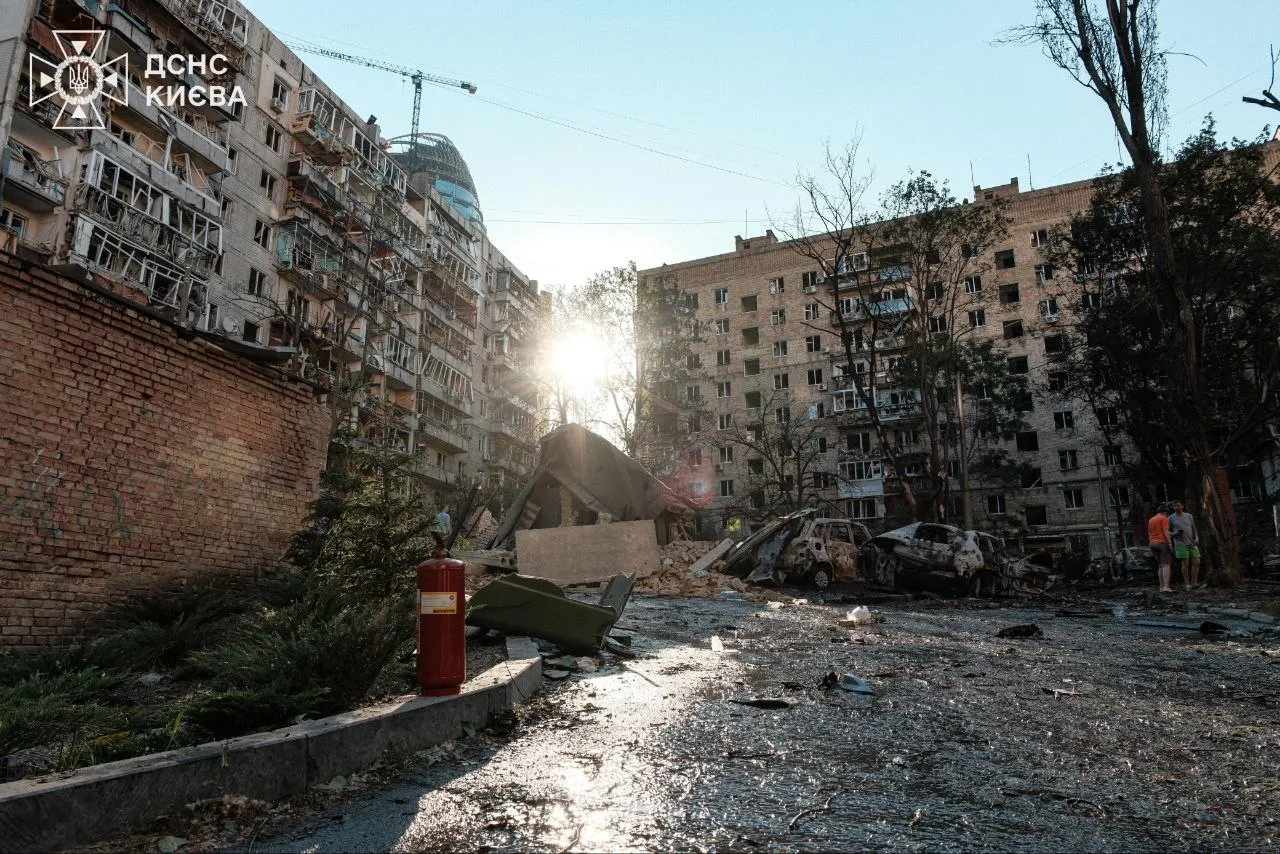 Масована атака РФ на Київ забрала життя 11 людей, рятувальники продовжують розбір завалів (ВІДЕО)