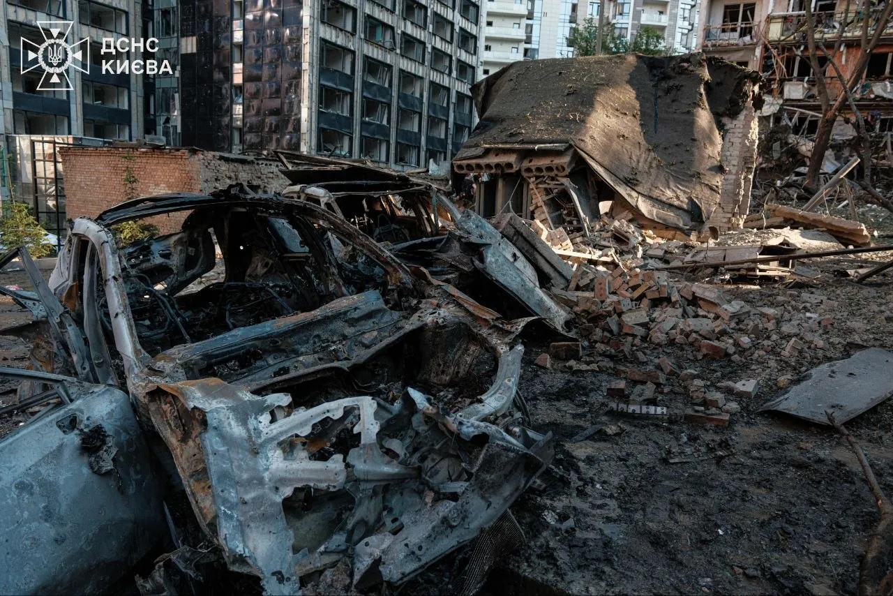 Масована атака РФ на Київ забрала життя 11 людей, рятувальники продовжують розбір завалів (ВІДЕО)