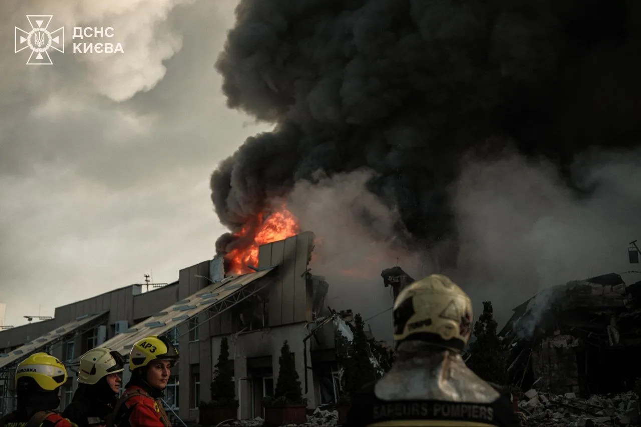 Масована атака РФ на Київ забрала життя 11 людей, рятувальники продовжують розбір завалів (ВІДЕО)