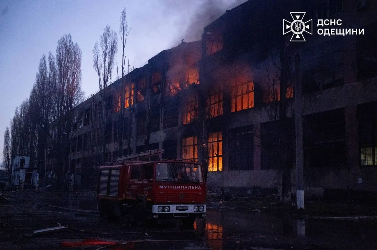 Росія завдала повторного удару по Одещині: пошкоджено порт та техніку ДСНС