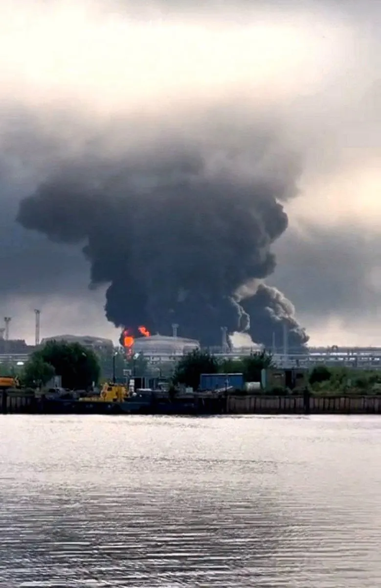 Пожежа у Ставрополі: у Росії загорівся завод, що виробляє причепи для КамАЗів