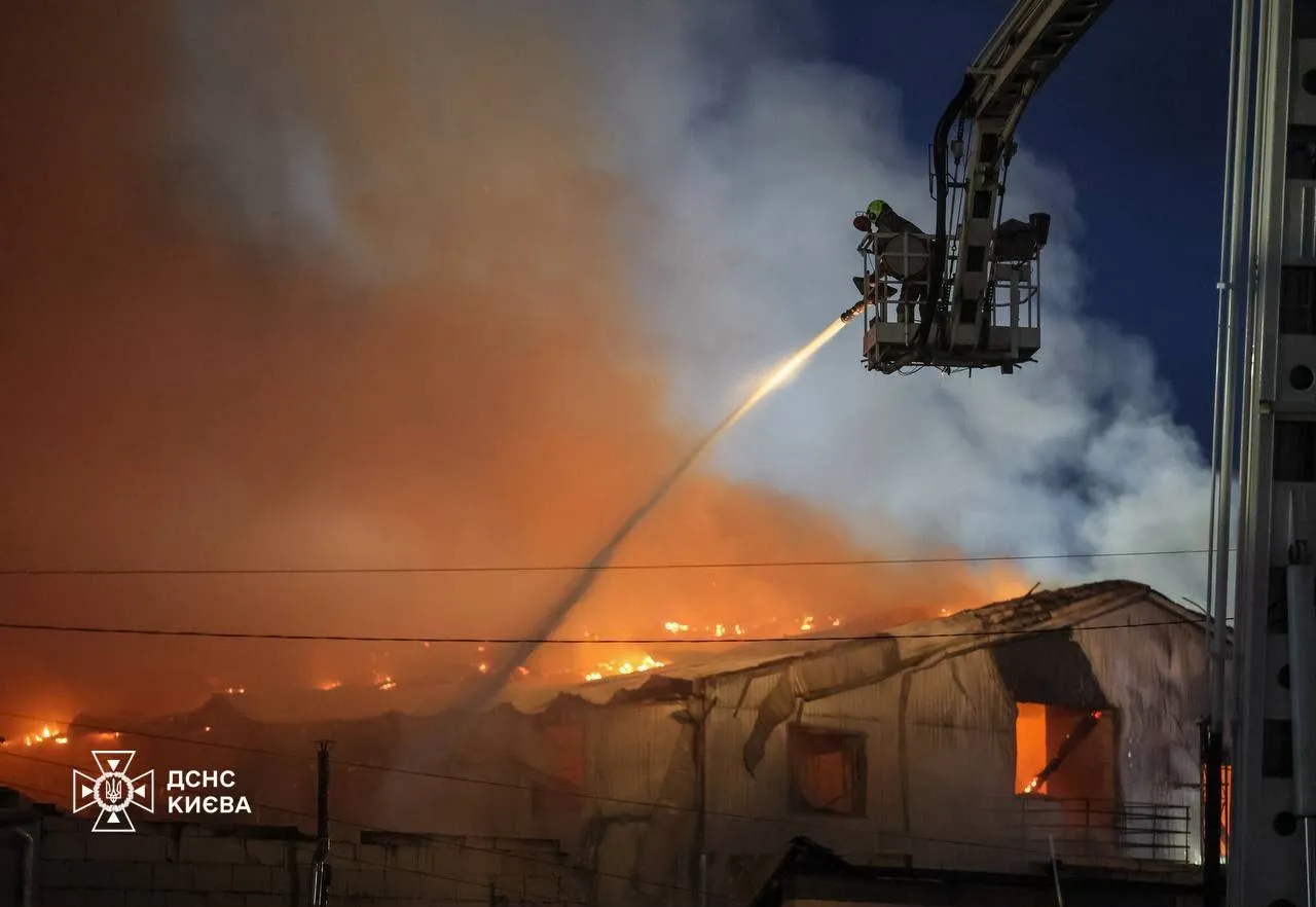 У Києві через нічну ракетну атаку загинула жінка, двоє людей постраждали
