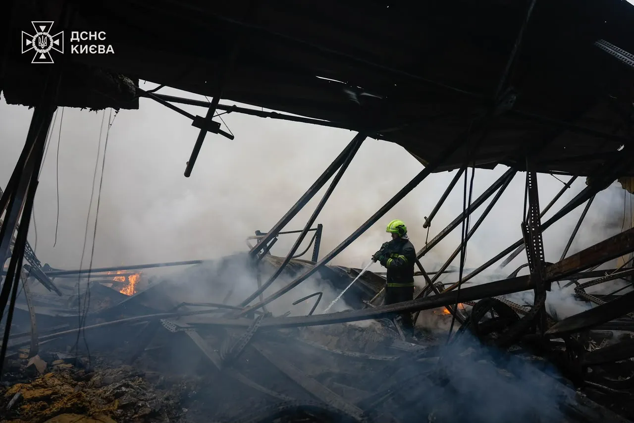 У Києві через нічну ракетну атаку загинула жінка, двоє людей постраждали
