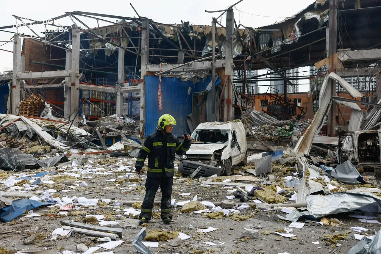 У Києві через нічну ракетну атаку загинула жінка, двоє людей постраждали