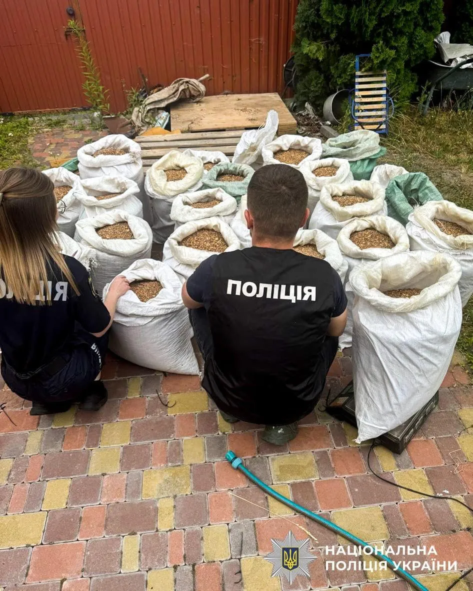На Рівненщині викрили підпільний цех з обробки бурштину та вилучили сотні кілограмів каміння
