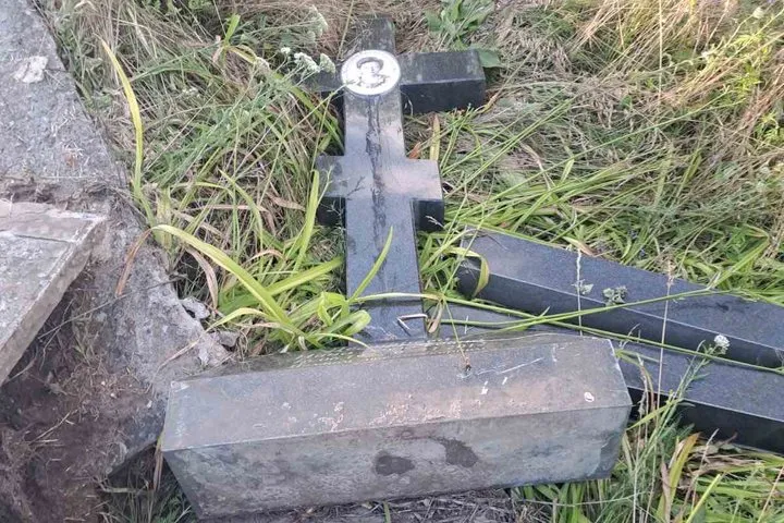 A tank monument has been stolen from a mass grave in the Kharkiv region