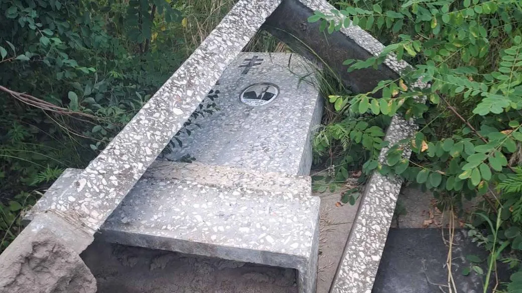 A tank monument has been stolen from a mass grave in the Kharkiv region