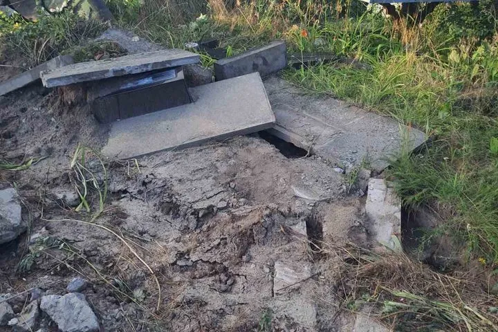 A tank monument has been stolen from a mass grave in the Kharkiv region