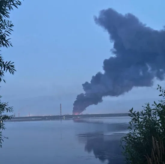 Росію вночі атакували ракети й дрони, у кількох регіонах спалахнули масштабні пожежі (ВІДЕО)