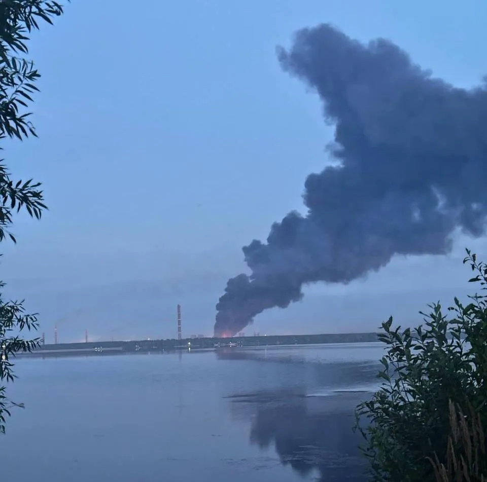 Росію вночі атакували ракети й дрони, у кількох регіонах спалахнули масштабні пожежі (ВІДЕО)