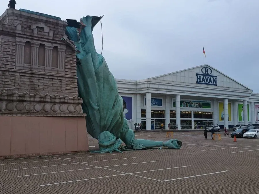 In Brazil, storm winds topple 24-metre-high Statue of Liberty