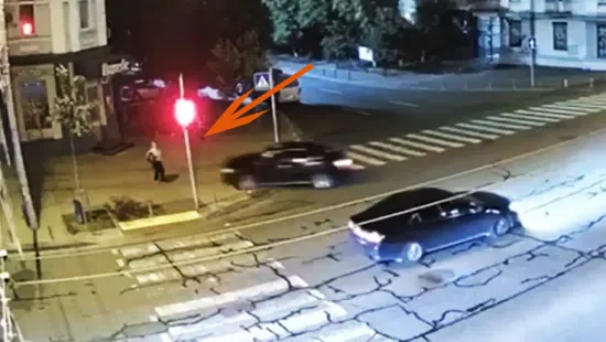 A prosecutor's employee hit a woman in the pedestrian zone and fled the scene