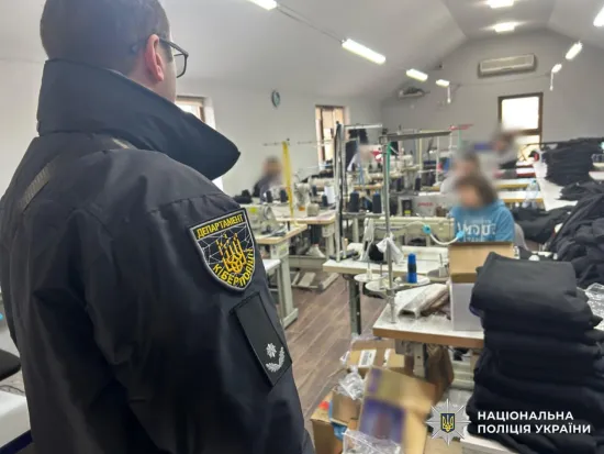 Кіберполіція Львівщини викрила групу, що продавала підроблений брендований одяг і навушники, вилучено продукції на 14 млн грн