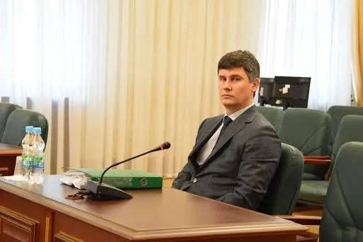 Списаний за хворобами суддя Денис Мандичев продовжує працювати у Господарському суді Києва
