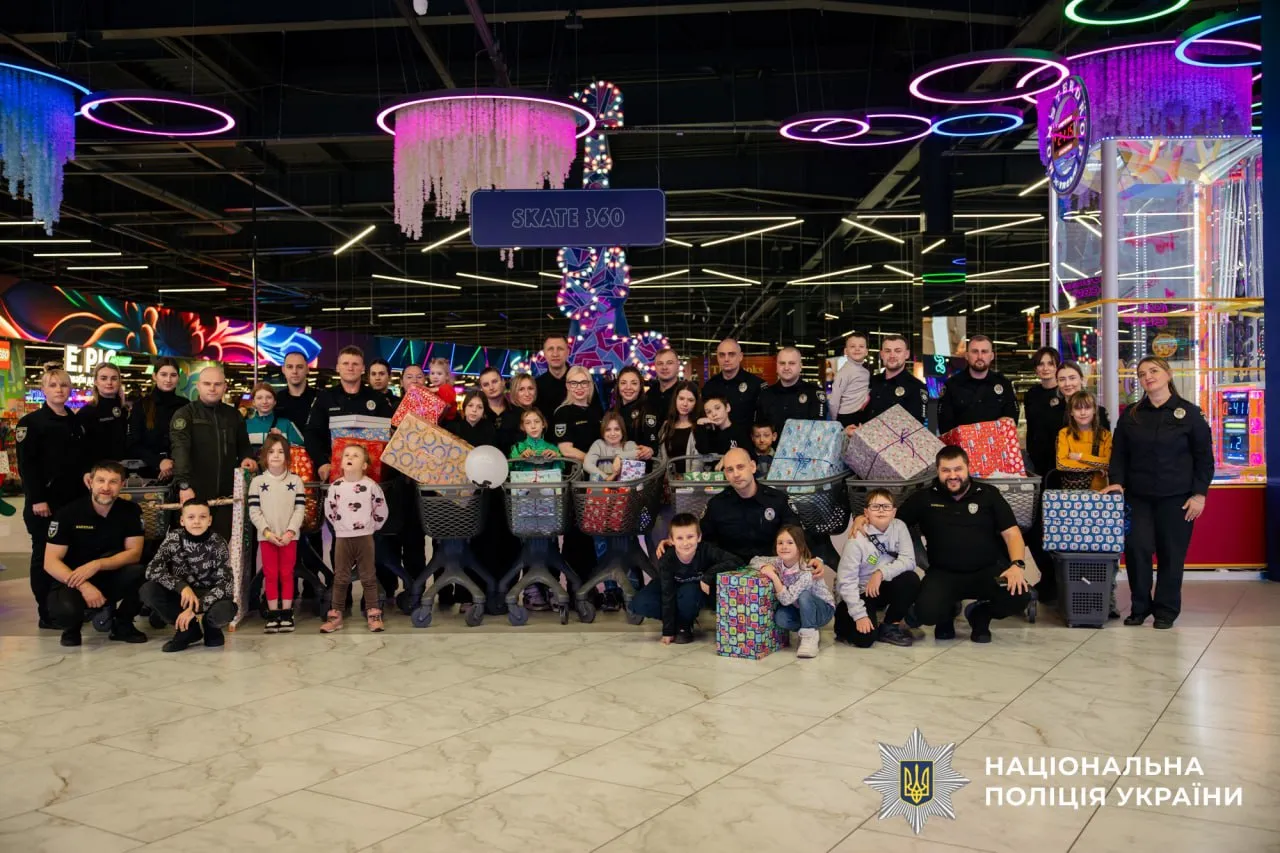«Різдво з поліцейським» п’ятий рік поспіль провели для дітей у 11 містах України