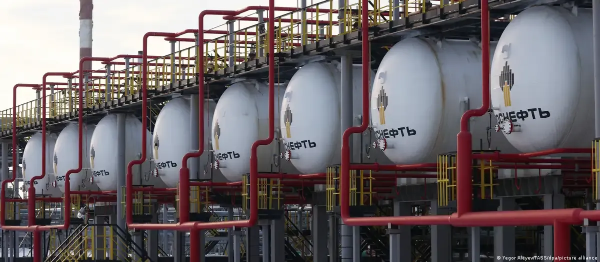 Drones attacked oil refineries in Russia's Samara region, dozens of explosions occurred