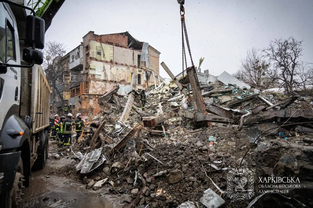 У Харкові під завалами зруйнованого будинку виявили тіло хлопчика та жінки