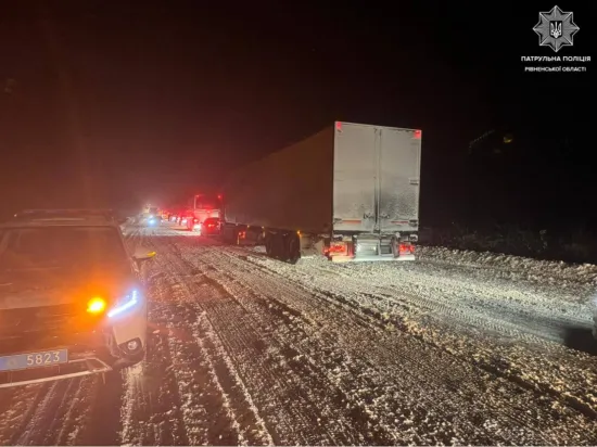 Bad weather on Ukrainian roads: almost 900 accidents per day, traffic restrictions for trucks in five regions