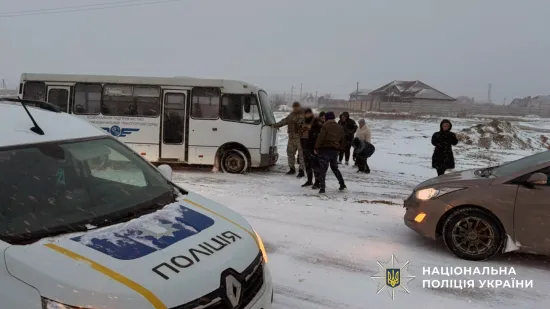 Масовані обстріли Херсонщини та негода: є поранені, руйнування і складна ситуація на дорогах