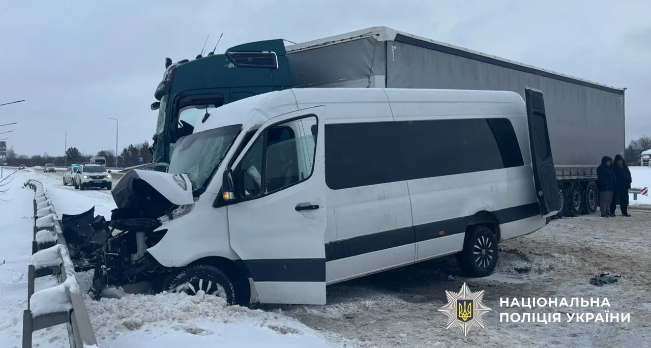 На Львівщині в ДТП з мікроавтобусом і вантажівкою загинула жінка, п’ятеро людей постраждали