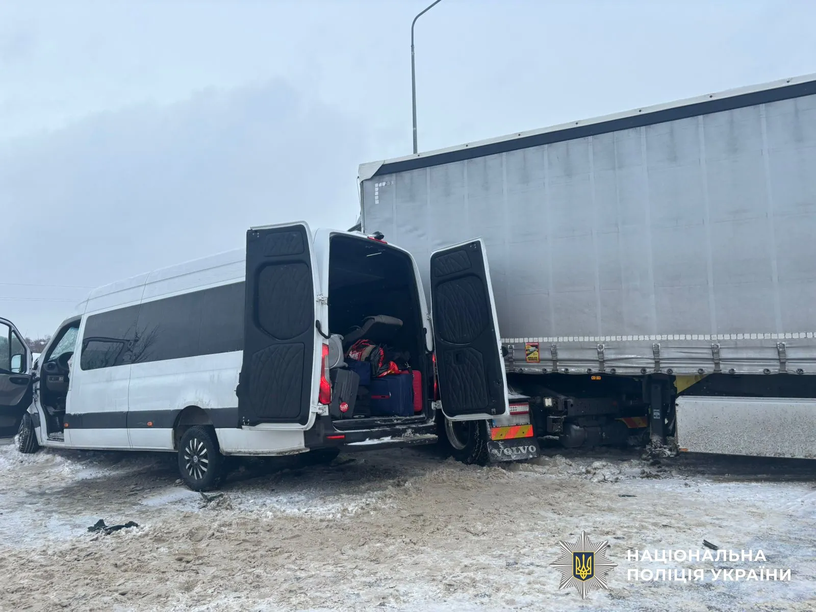 На Львівщині в ДТП з мікроавтобусом і вантажівкою загинула жінка, п’ятеро людей постраждали