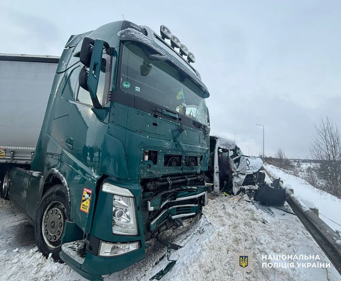На Львівщині в ДТП з мікроавтобусом і вантажівкою загинула жінка, п’ятеро людей постраждали