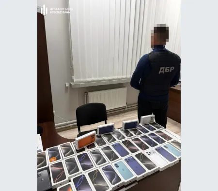 На Буковині викрито корупційну схему на митниці: посадовця затримано за хабарі