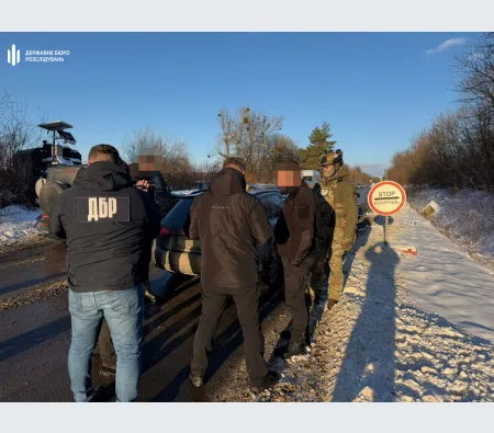 На Буковині викрито корупційну схему на митниці: посадовця затримано за хабарі