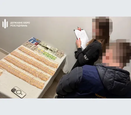 На Буковині викрито корупційну схему на митниці: посадовця затримано за хабарі