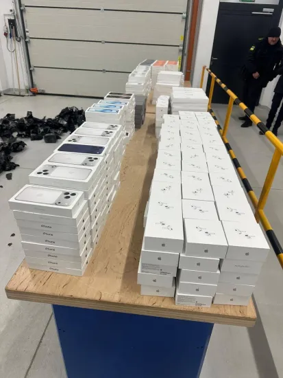 Митники в Нижанковичах зупинили бус із прихованою технікою Apple на 35 мільйонів гривень