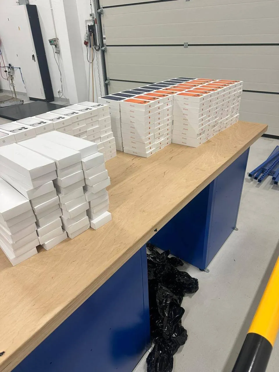 Митники в Нижанковичах зупинили бус із прихованою технікою Apple на 35 мільйонів гривень