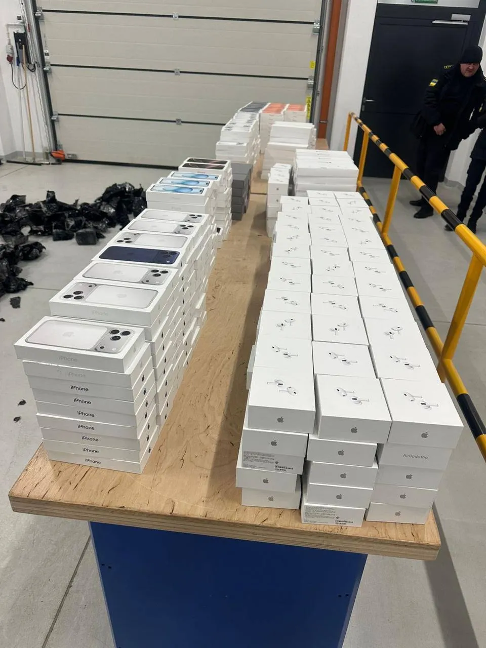 Митники в Нижанковичах зупинили бус із прихованою технікою Apple на 35 мільйонів гривень