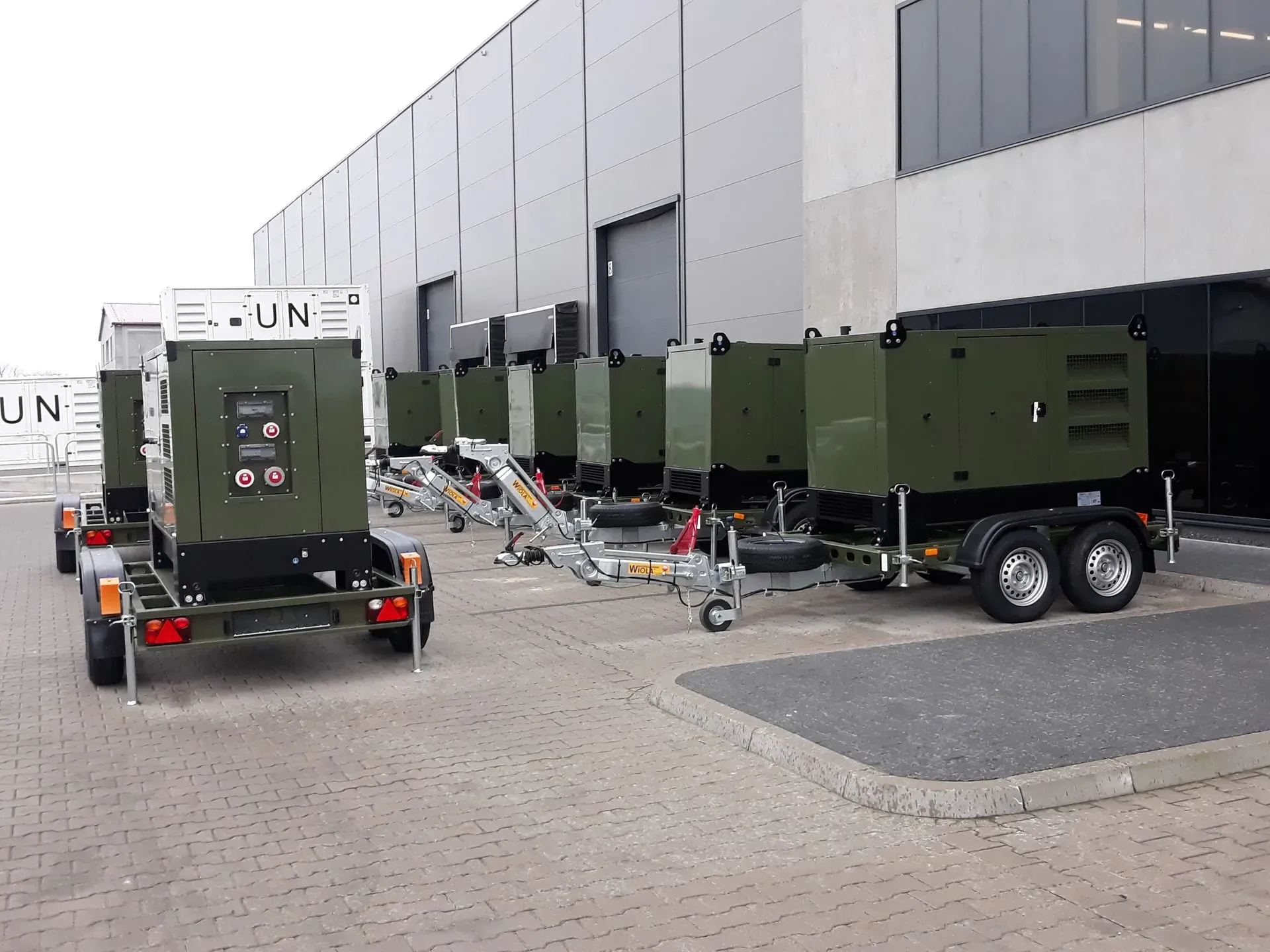 Польща передала Києву та області 400 генераторів після атак по енергосистемі