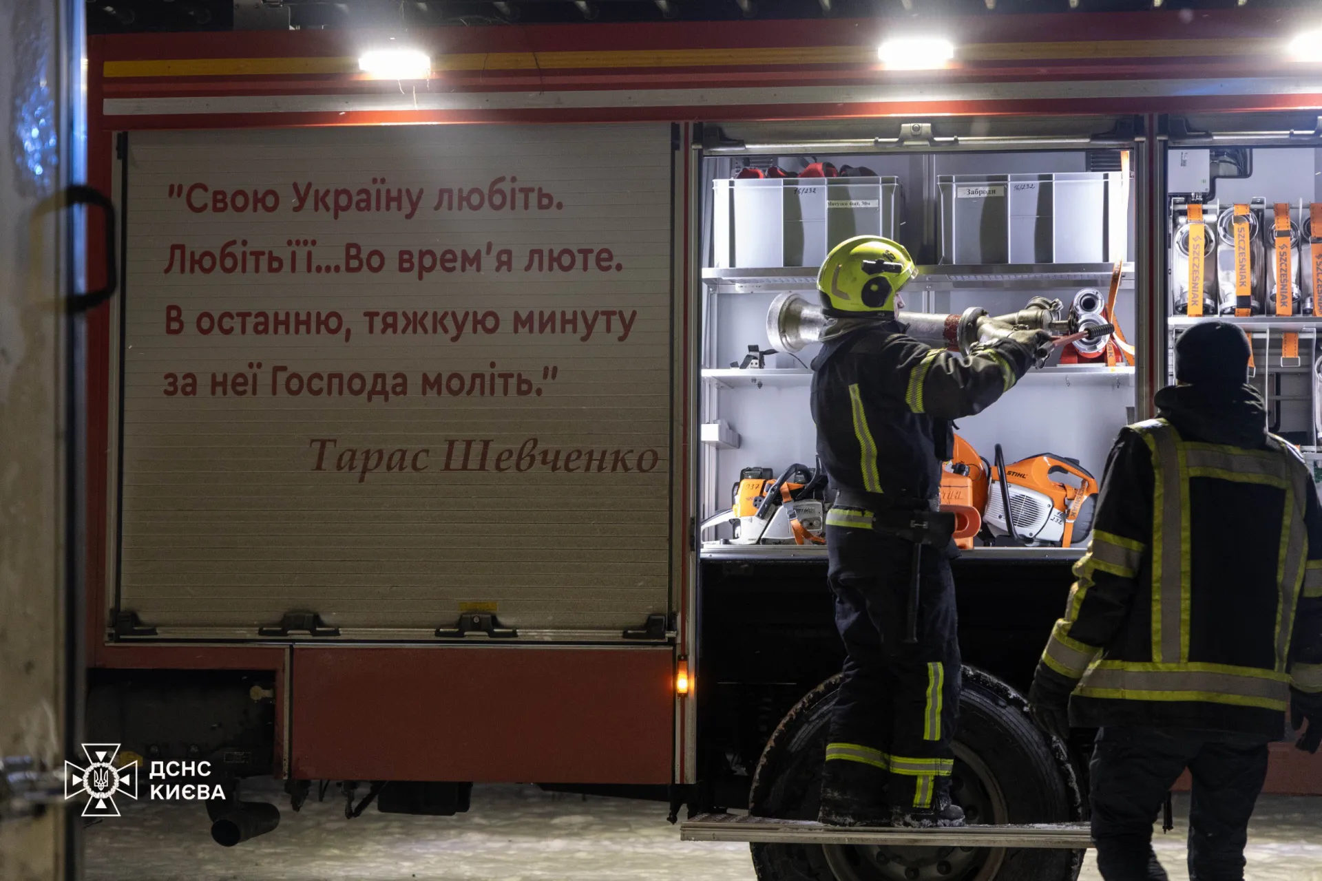 Нічна атака на Київ: загибла жінка, є поранені та масштабні пошкодження інфраструктури