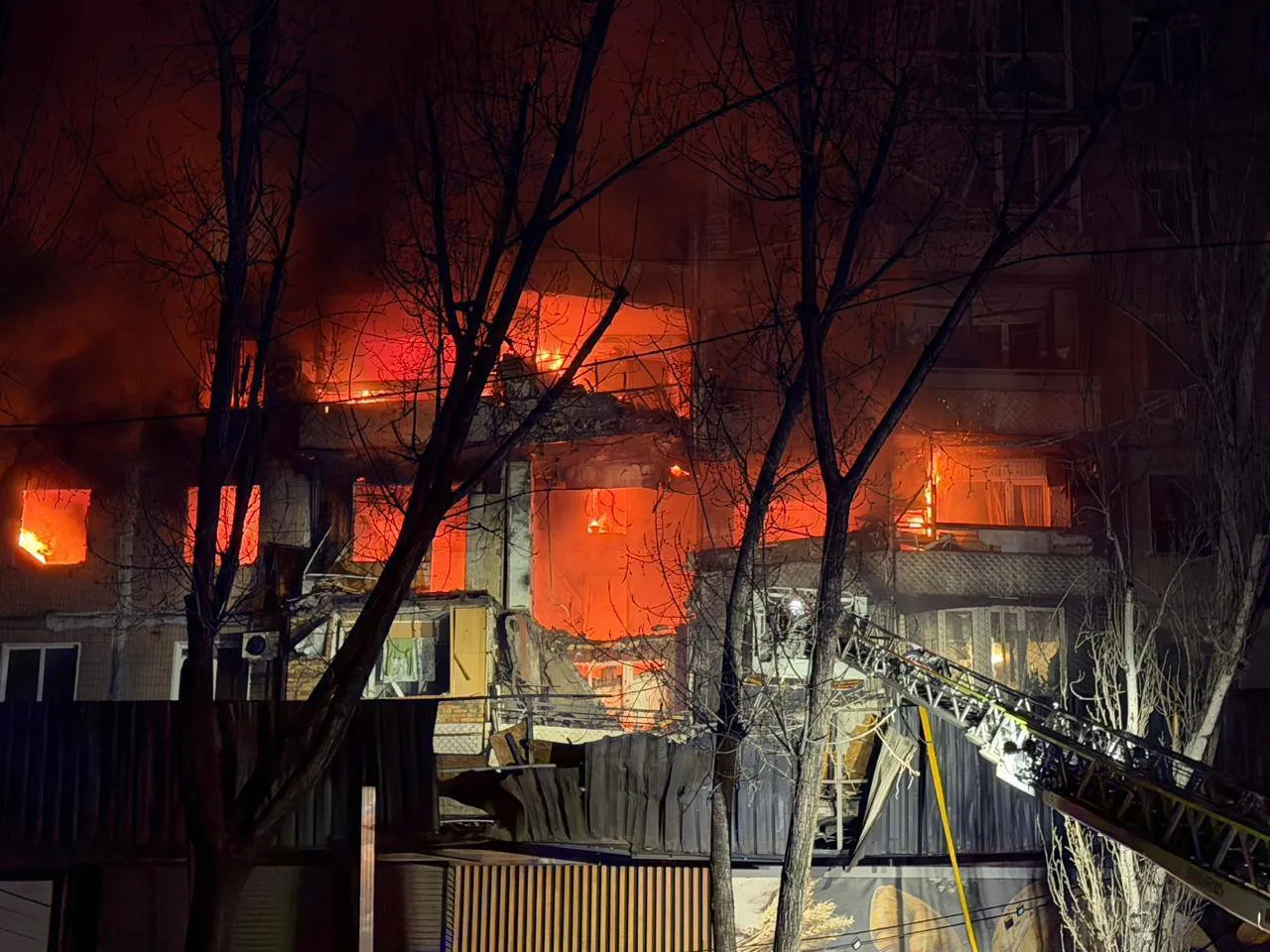 Масована атака дронів по Одесі: понад 20 постраждалих, під завалами шукають людей