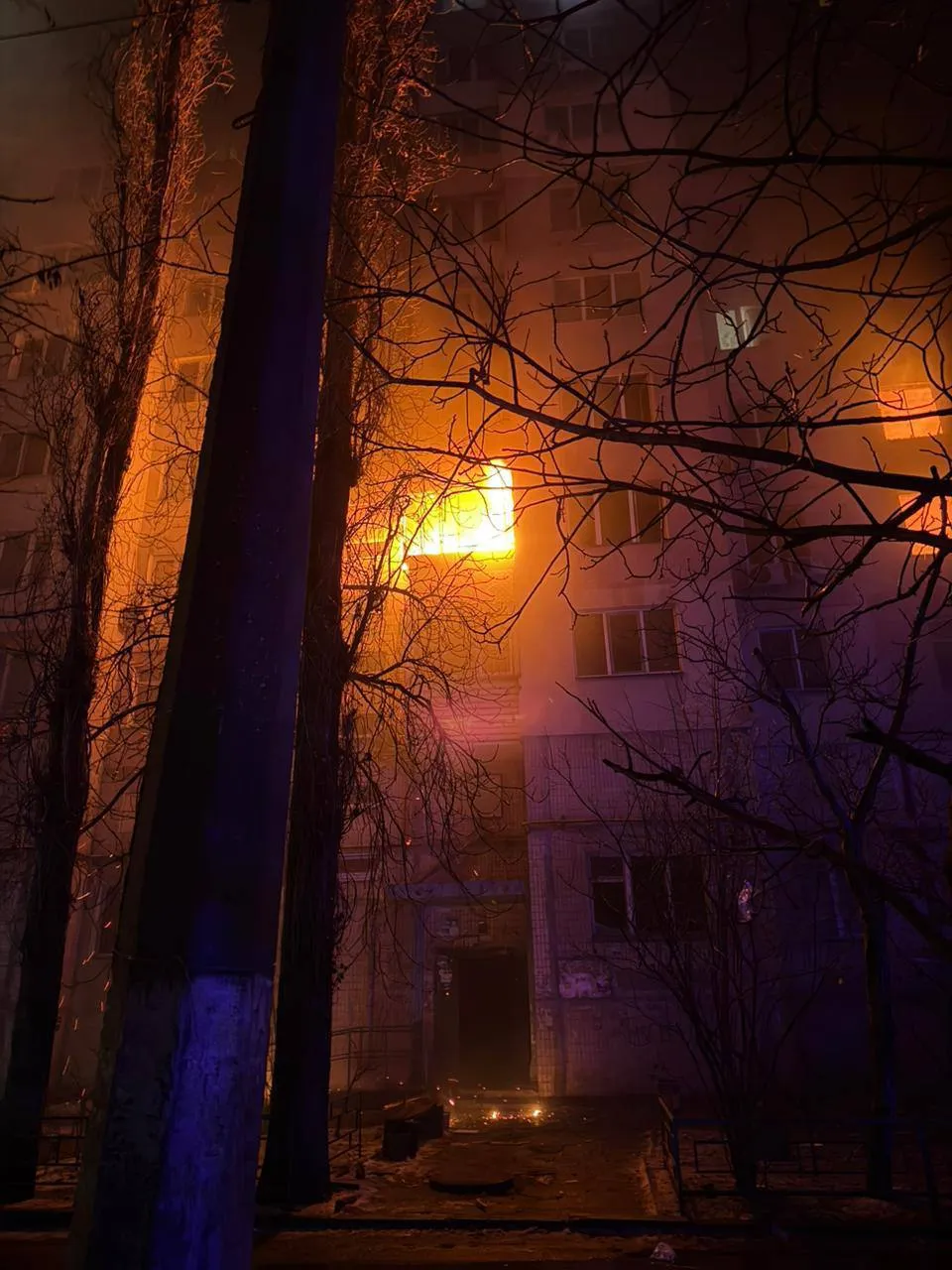 Масована атака дронів по Одесі: понад 20 постраждалих, під завалами шукають людей