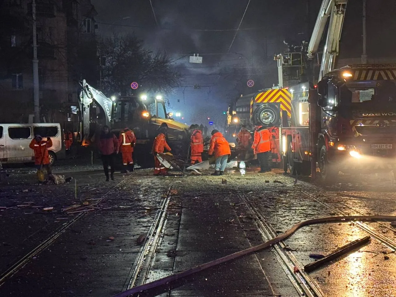 Масована атака дронів по Одесі: понад 20 постраждалих, під завалами шукають людей