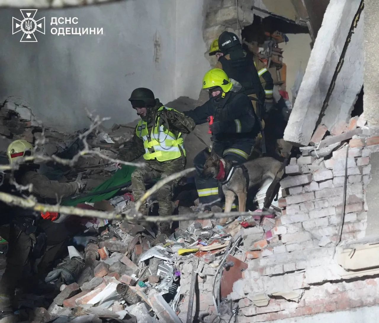 Масована атака дронів по Одесі: понад 20 постраждалих, під завалами шукають людей