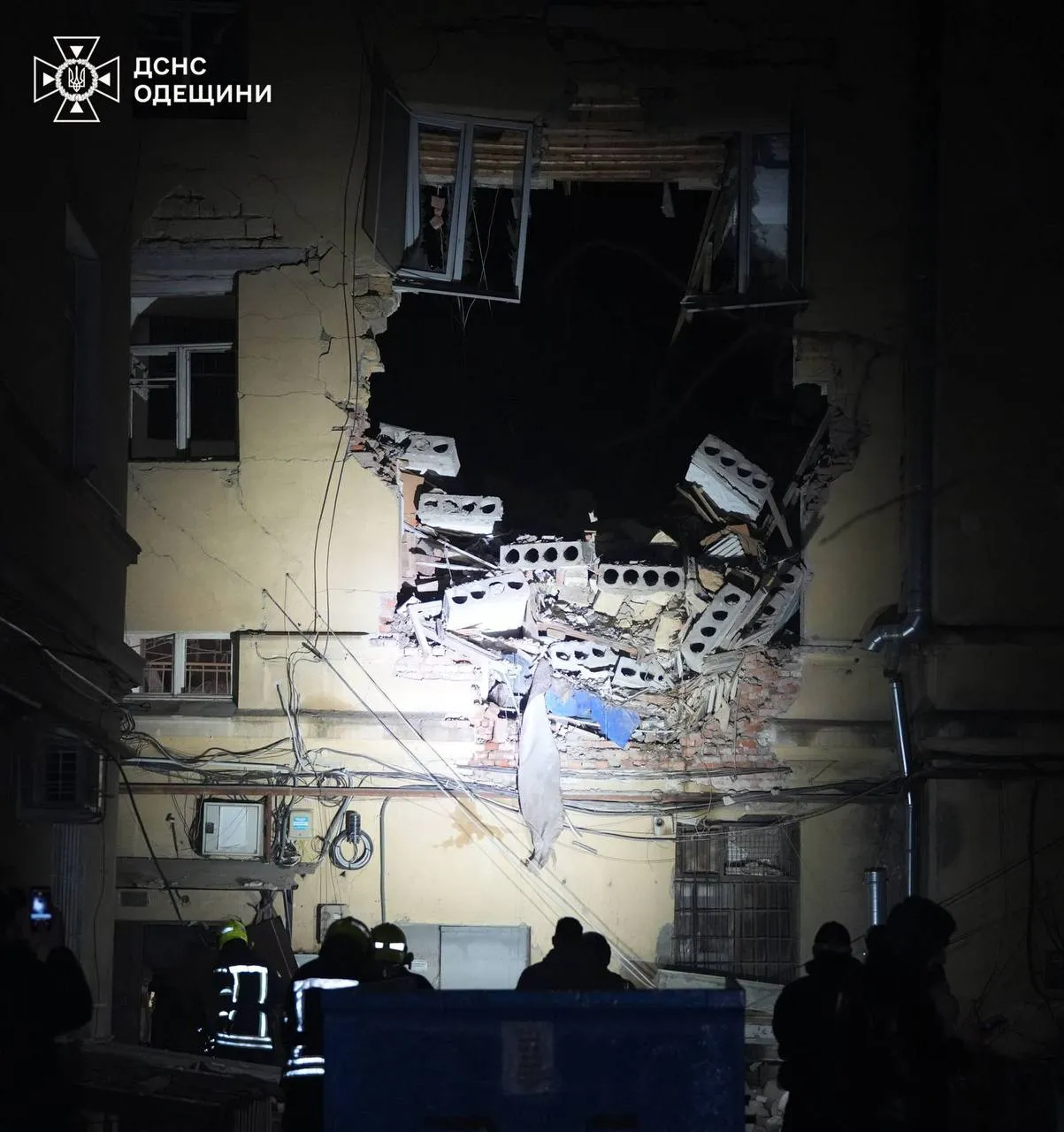Масована атака дронів по Одесі: понад 20 постраждалих, під завалами шукають людей